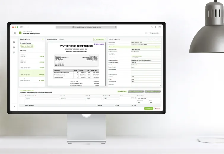 Invoice Intelligence geopend op een desktopscherm op een bureau